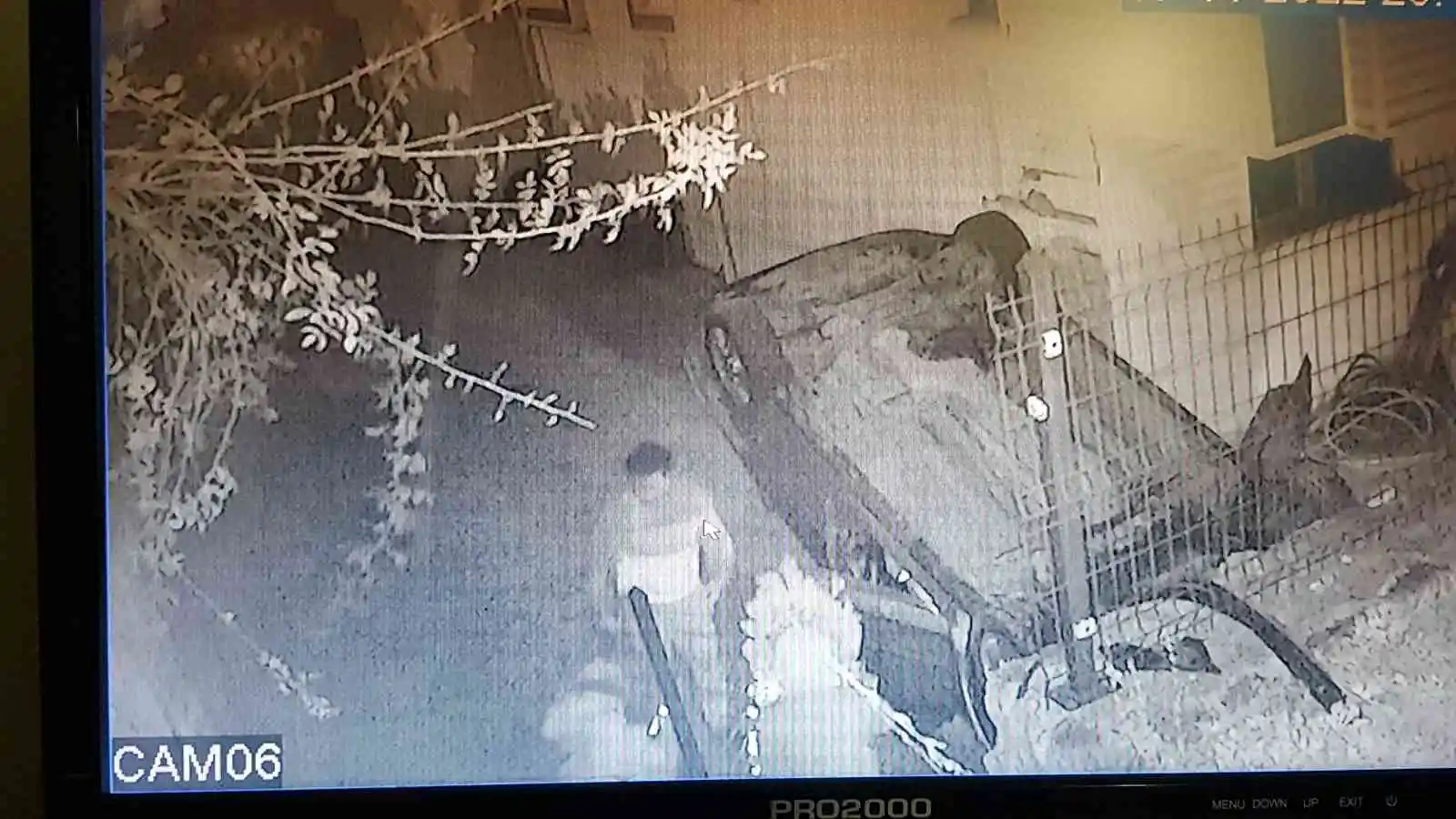 Otomobilin site bahçesine düşüp ters döndüğü anlar kamerada