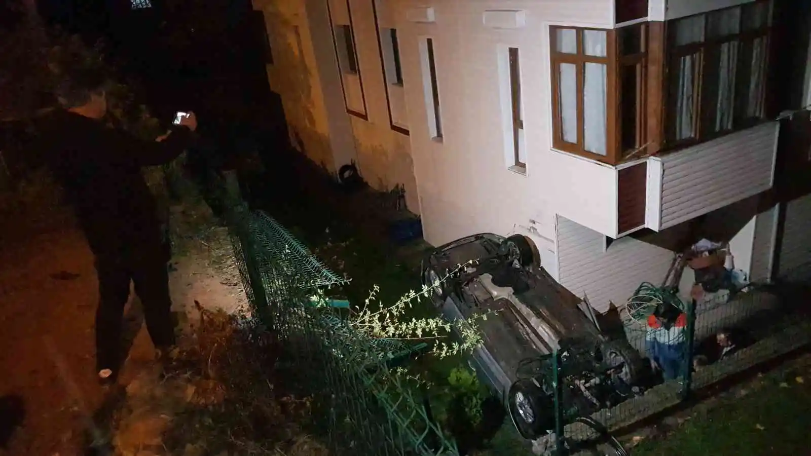 Otomobilin site bahçesine düşüp ters döndüğü anlar kamerada