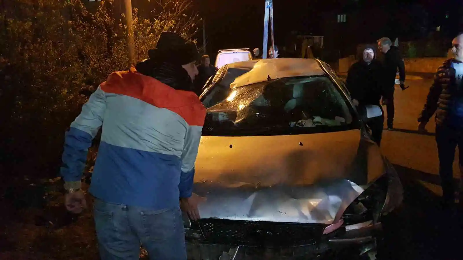Otomobilin site bahçesine düşüp ters döndüğü anlar kamerada