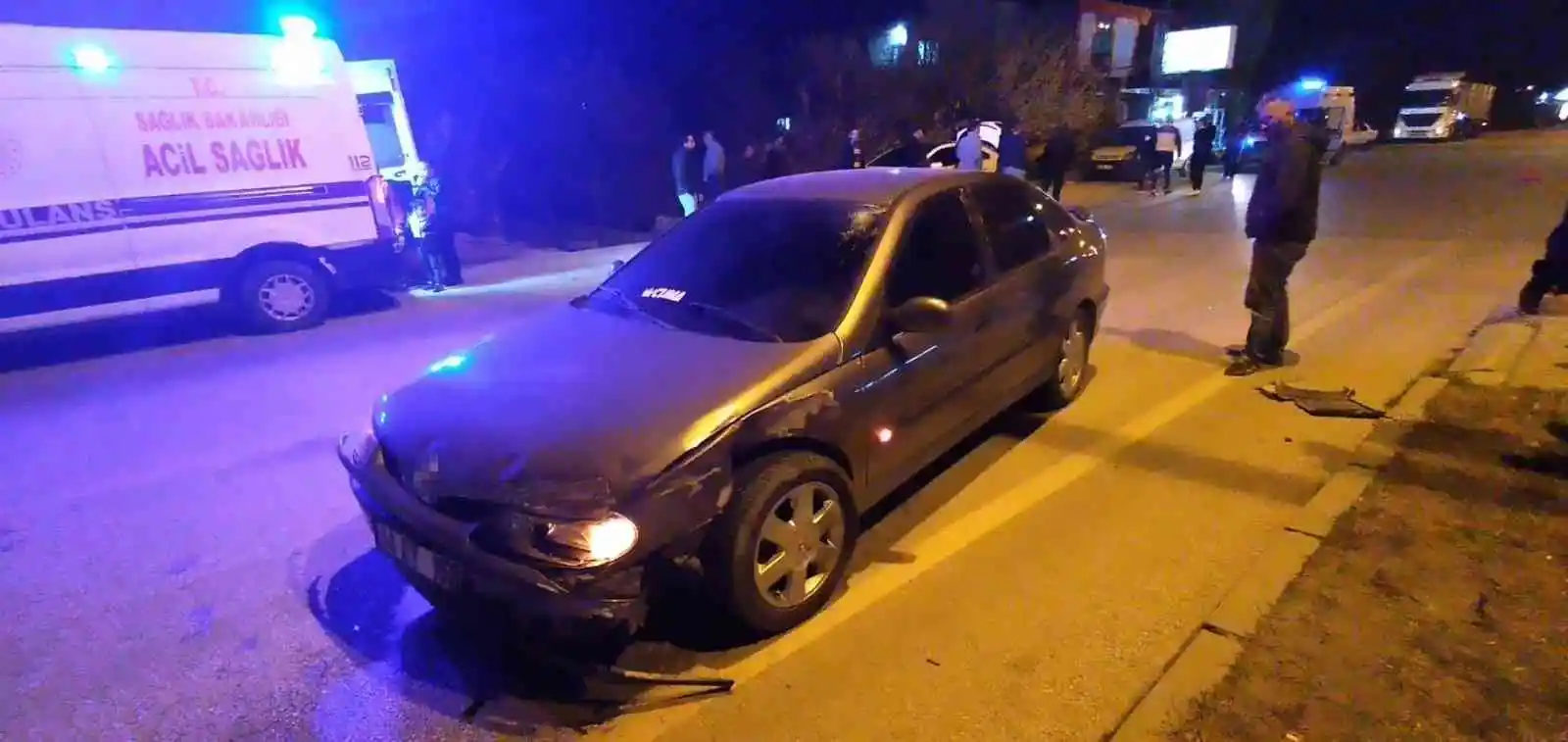 Otomobille çarpışan araç bir evin bahçesine girdi: 4 yaralı