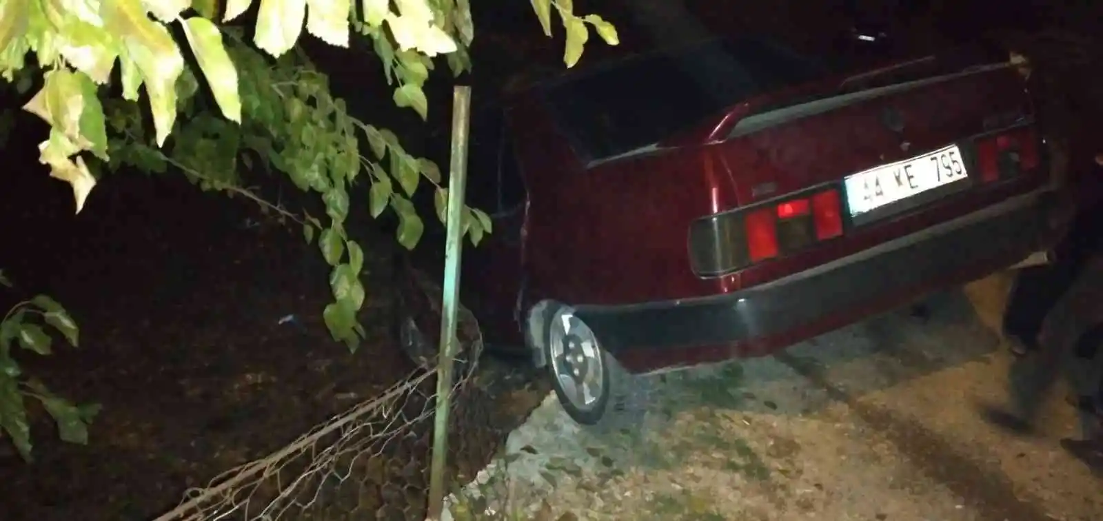 Otomobille çarpışan araç bir evin bahçesine girdi: 4 yaralı
