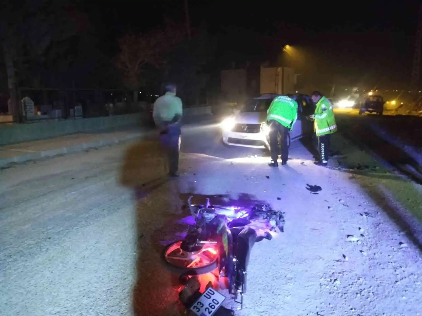 Otomobille motosiklet çarpıştı, sürücüler yaralandı