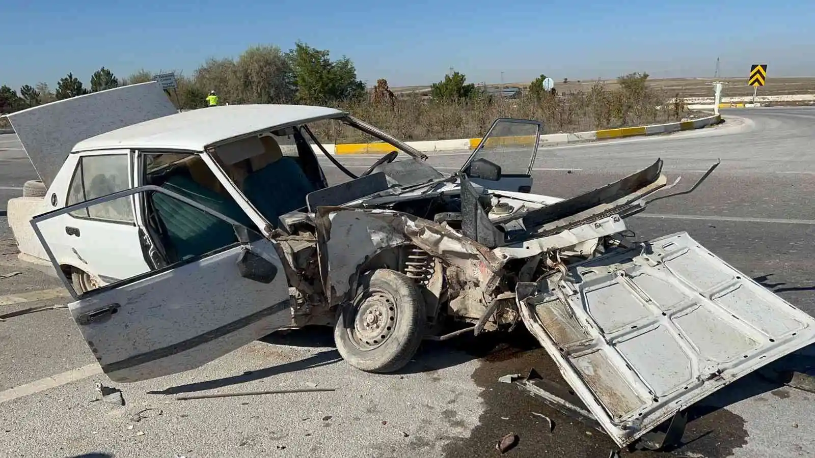 Otomobillerin hurdaya döndüğü kazada 1 kişi öldü, 4 kişi yaralandı
