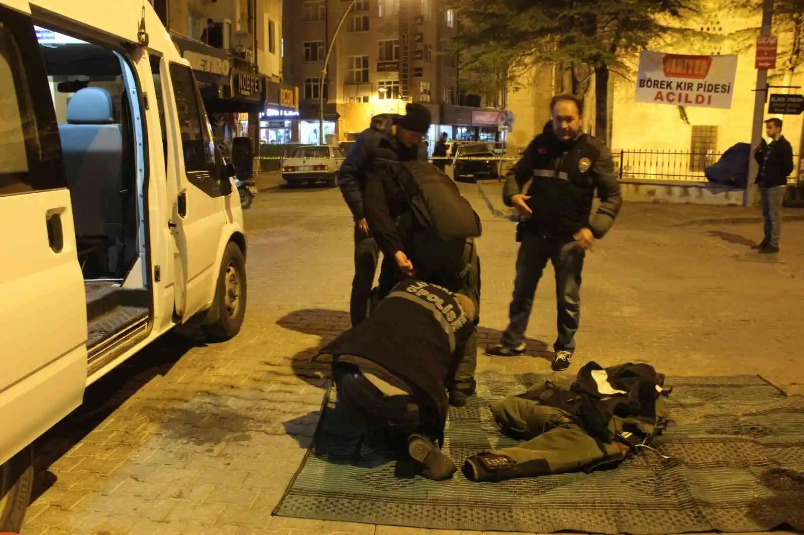 Otopark girişinde şüpheli çanta alarmı