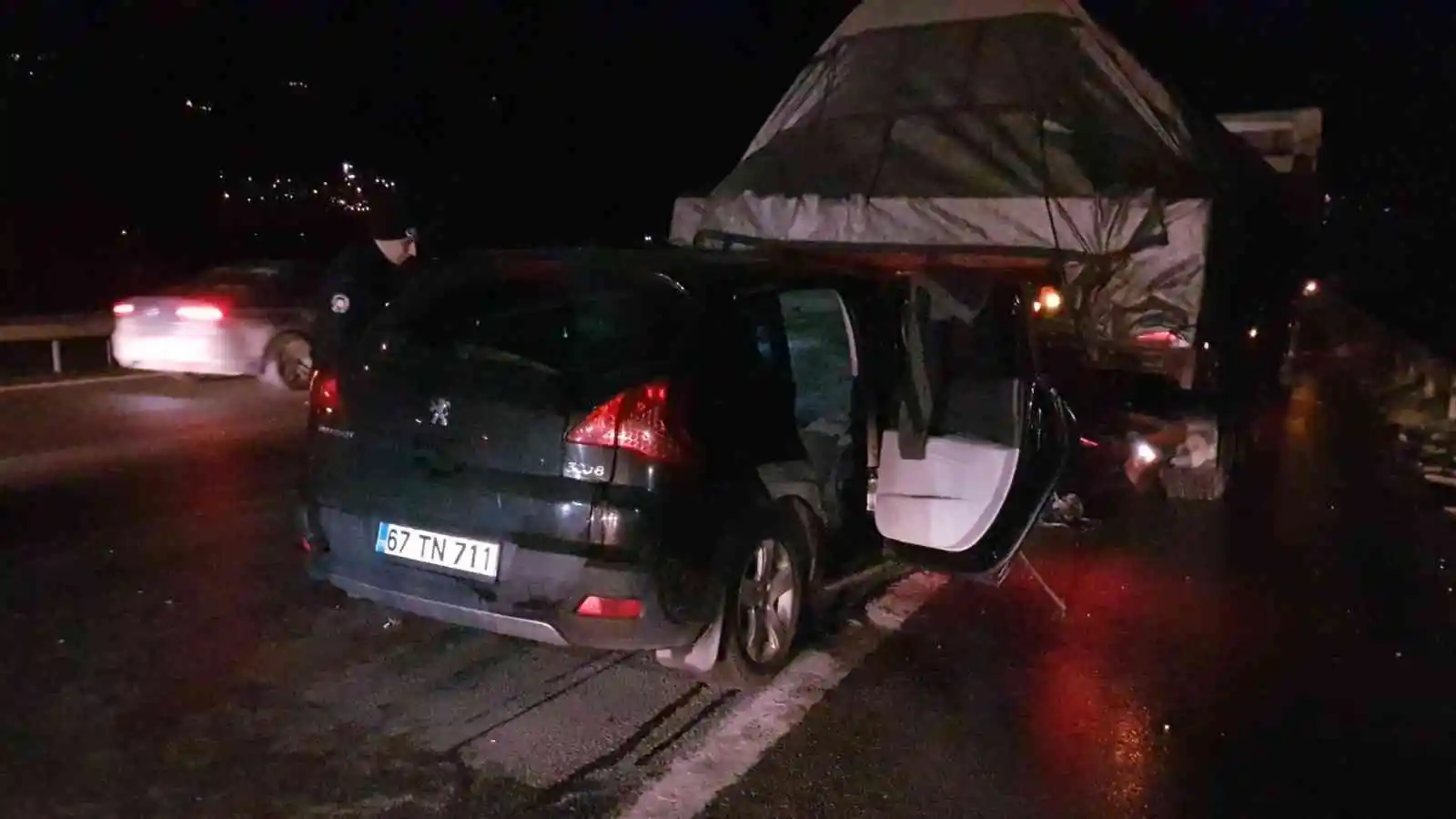 Otoyolda tıra arkadan çarpan otomobildeki karı koca yaralandı