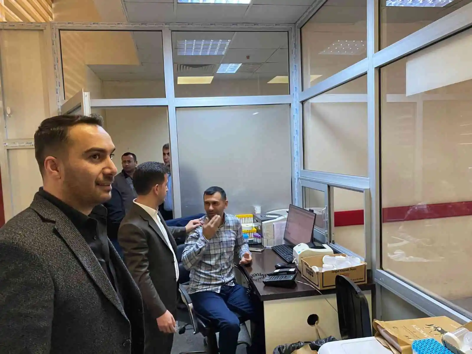 Öz Sağlık İş Diyarbakır Şube Başkanı Aküzüm, tıbbi sekreterleri dinledi