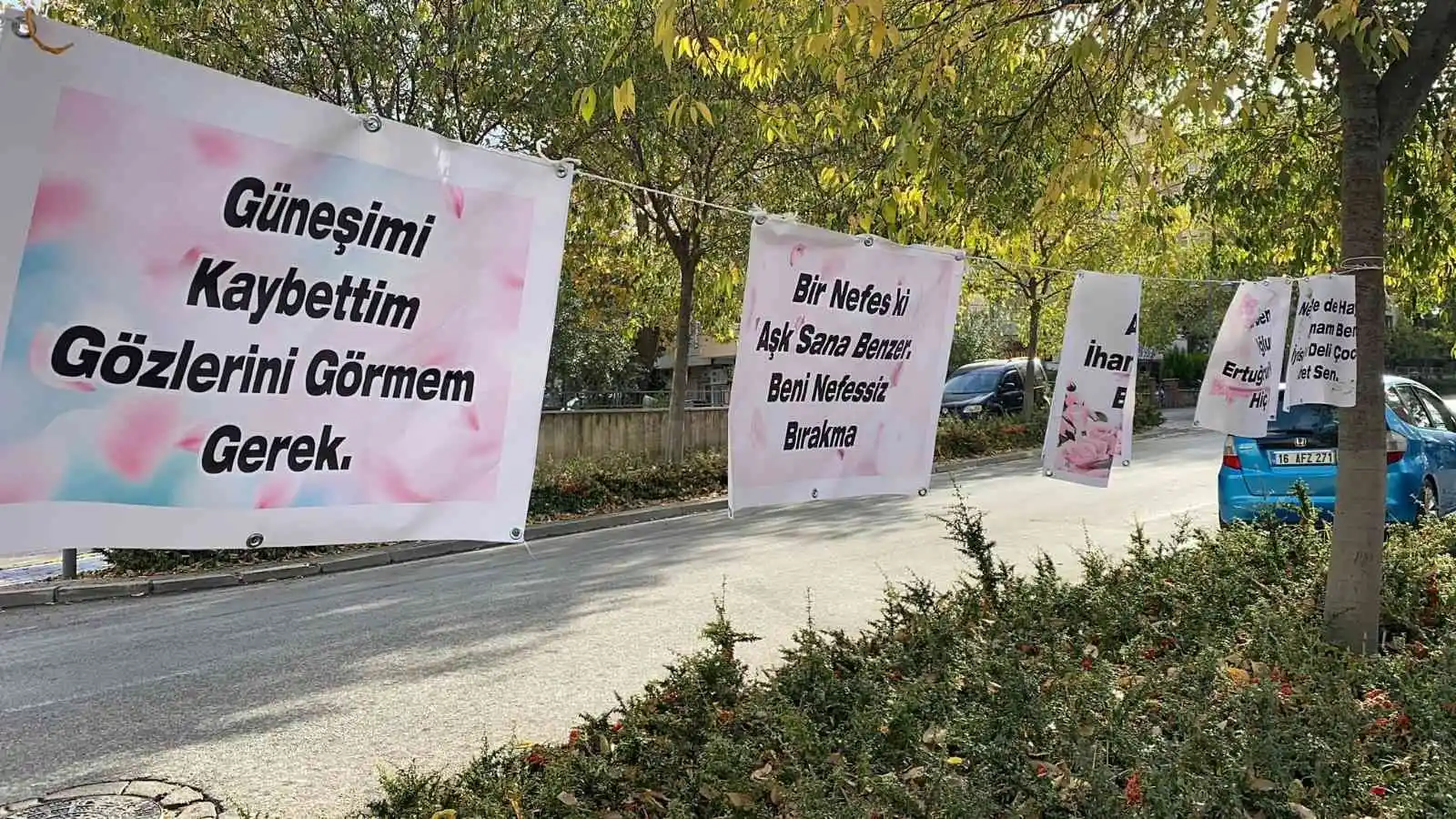 (Özel) Bursa'da eşine kendisini affettirmek için çalıştığı marketin karşısına pankart astı
