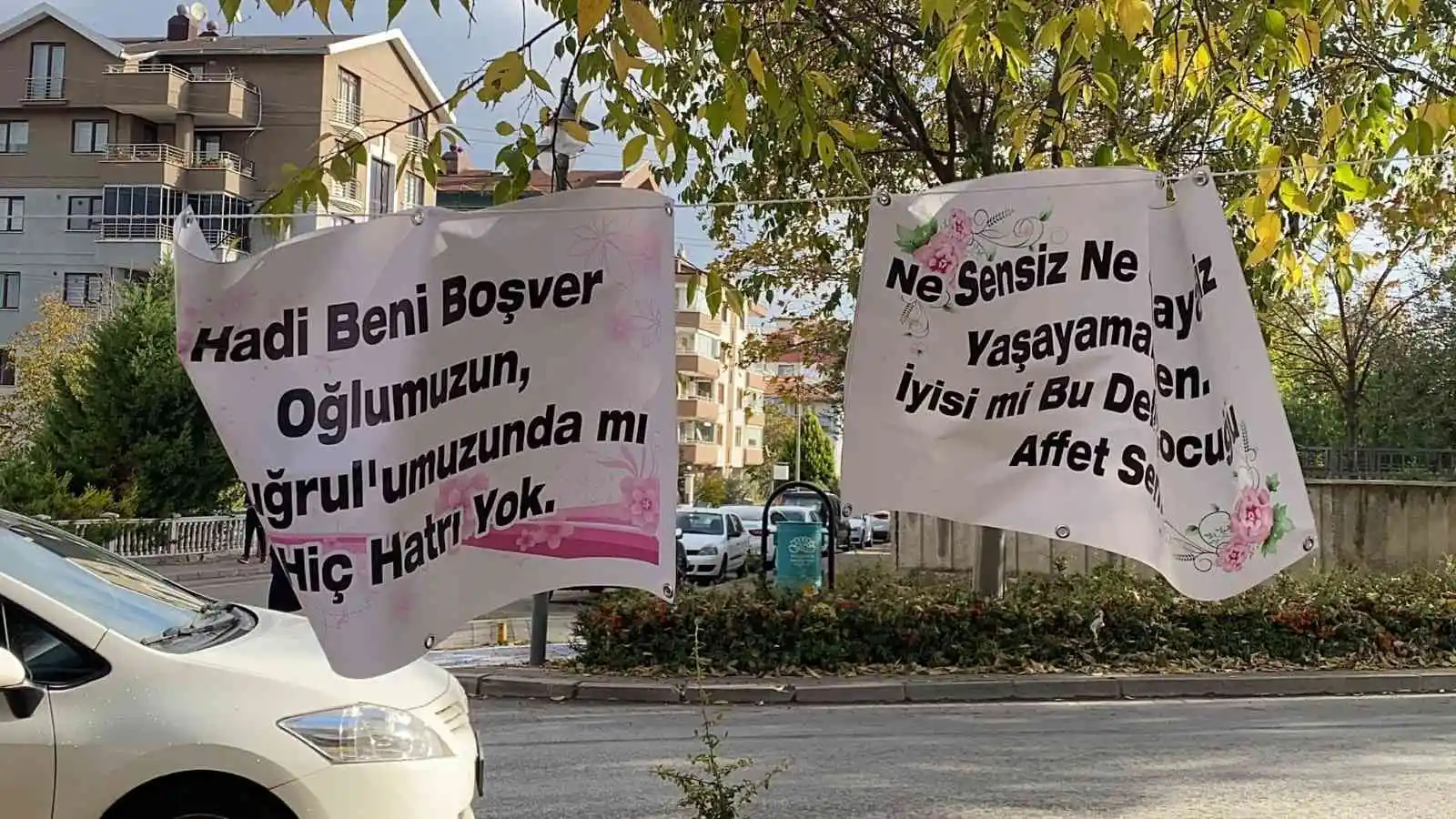 (Özel) Bursa’da eşine kendisini affettirmek için çalıştığı marketin karşısına pankart astı
