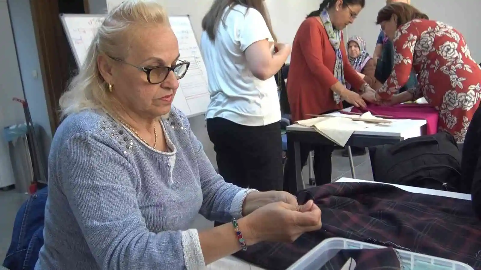 (Özel) Bursa'da kadınlar hem meslek öğreniyor, hem gelir elde ediyor