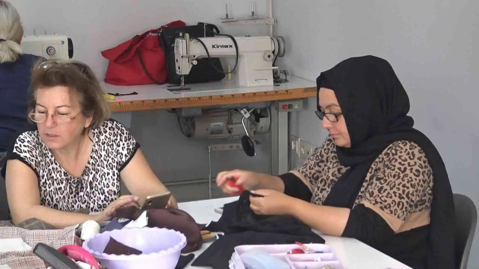 (Özel) Bursa’da kadınlar hem meslek öğreniyor, hem gelir elde ediyor
