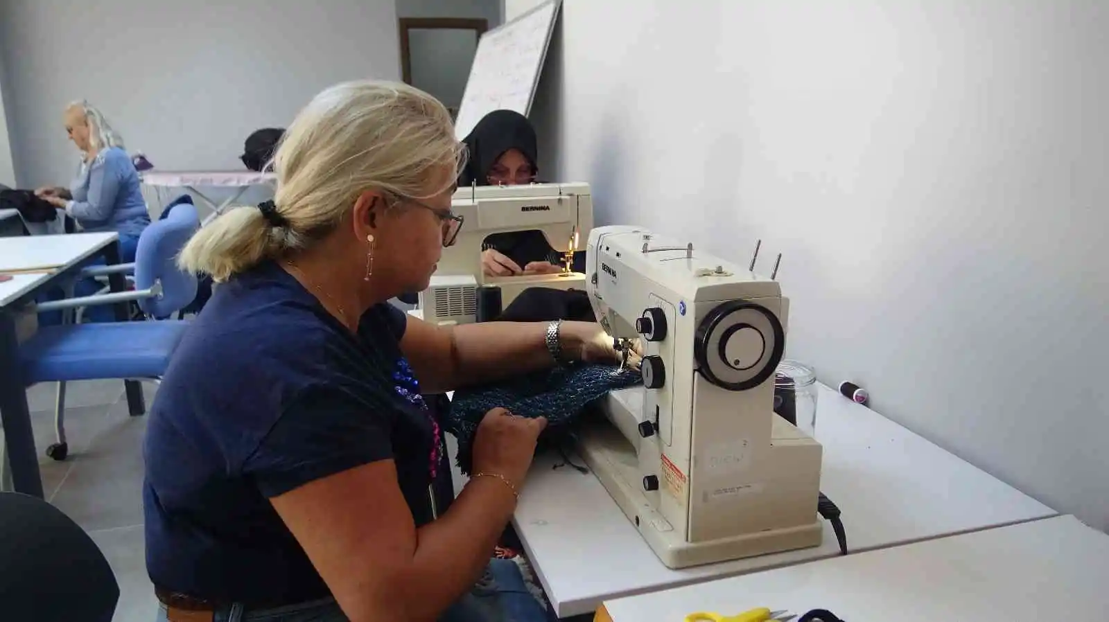 (Özel) Bursa’da kadınlar hem meslek öğreniyor, hem gelir elde ediyor