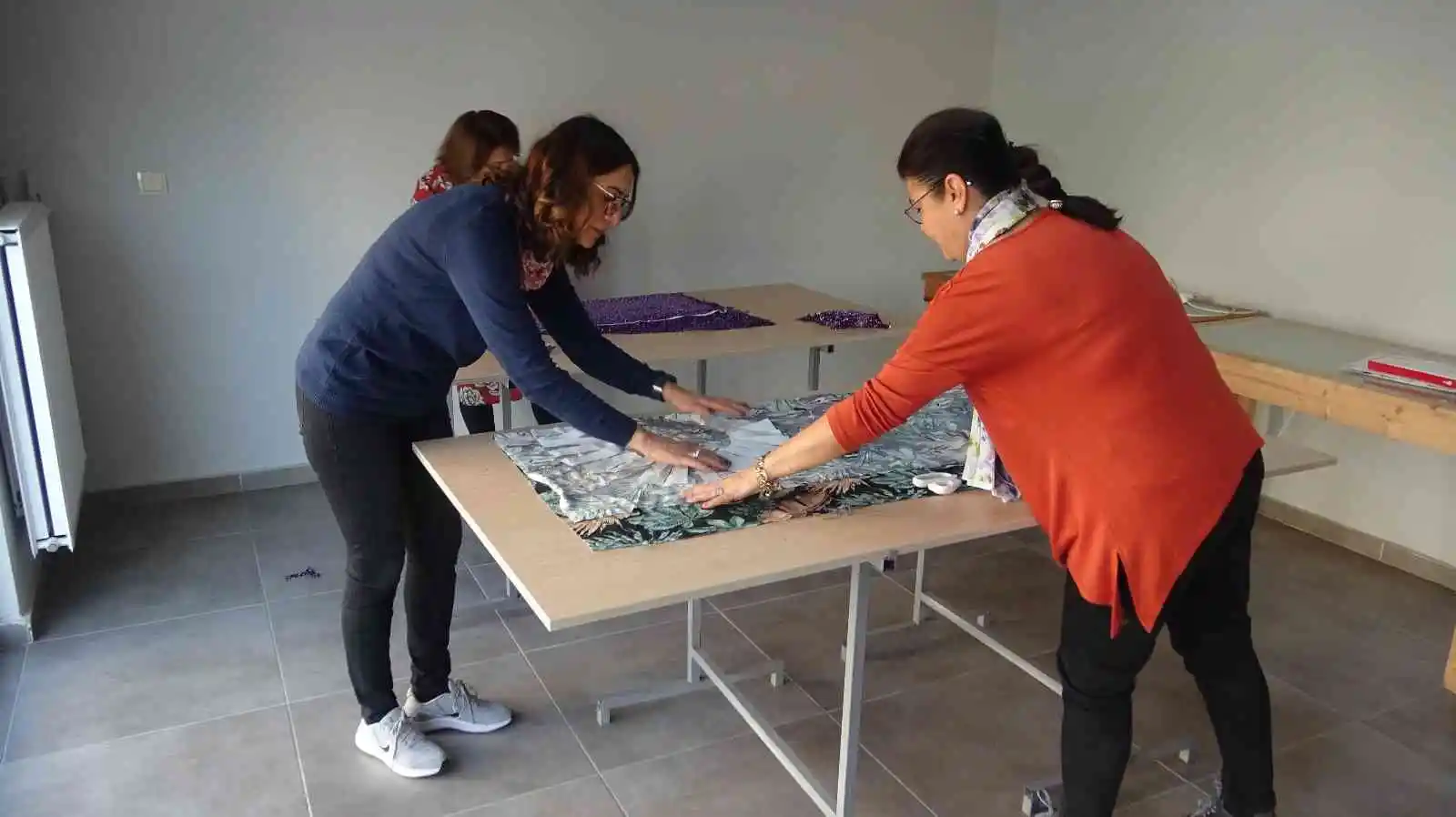 (Özel) Bursa’da kadınlar hem meslek öğreniyor, hem gelir elde ediyor
