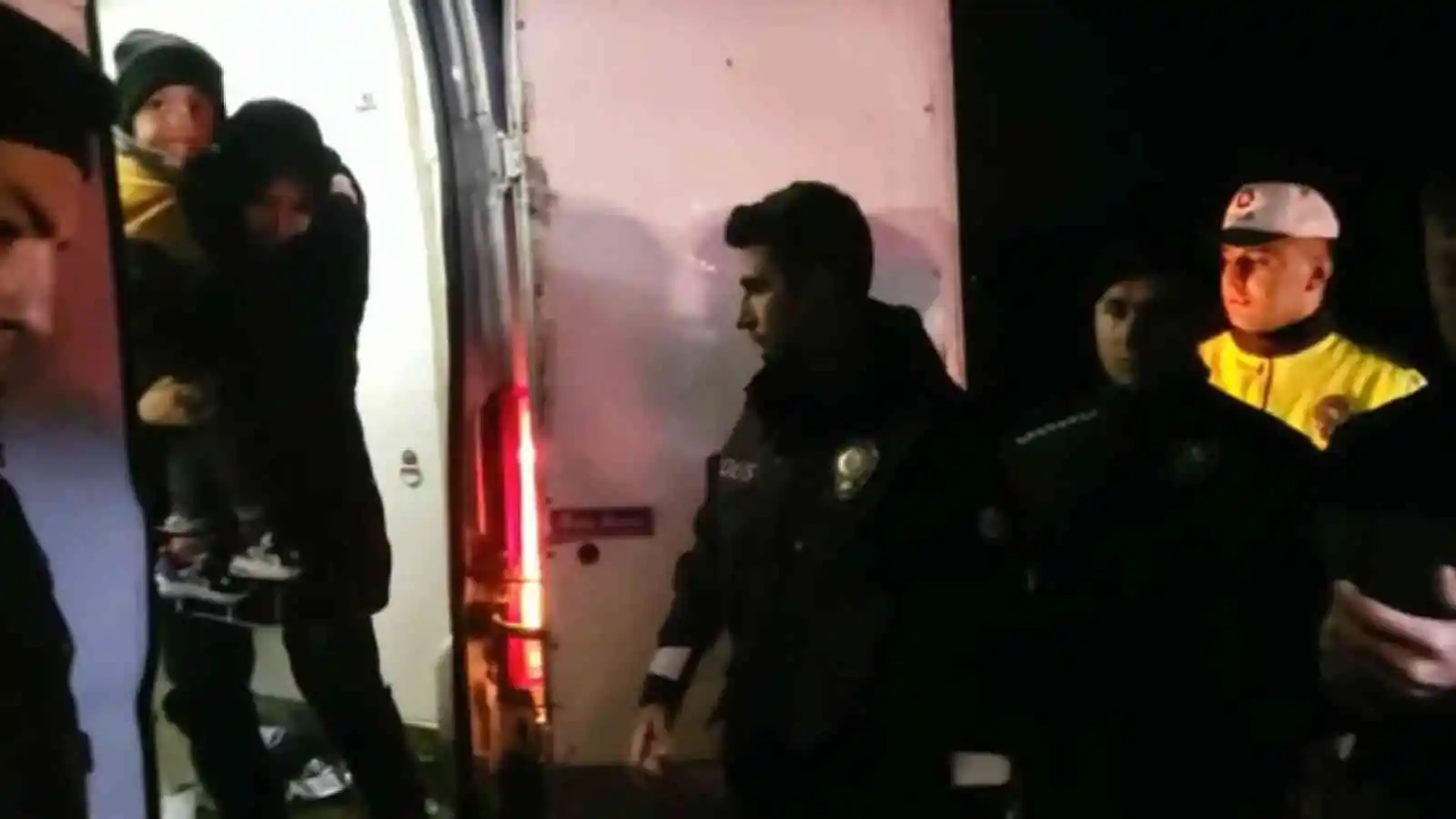 (Özel) Bursa’da nefes kesen kovalamaca...Minibüsten 31 kaçak çıktı