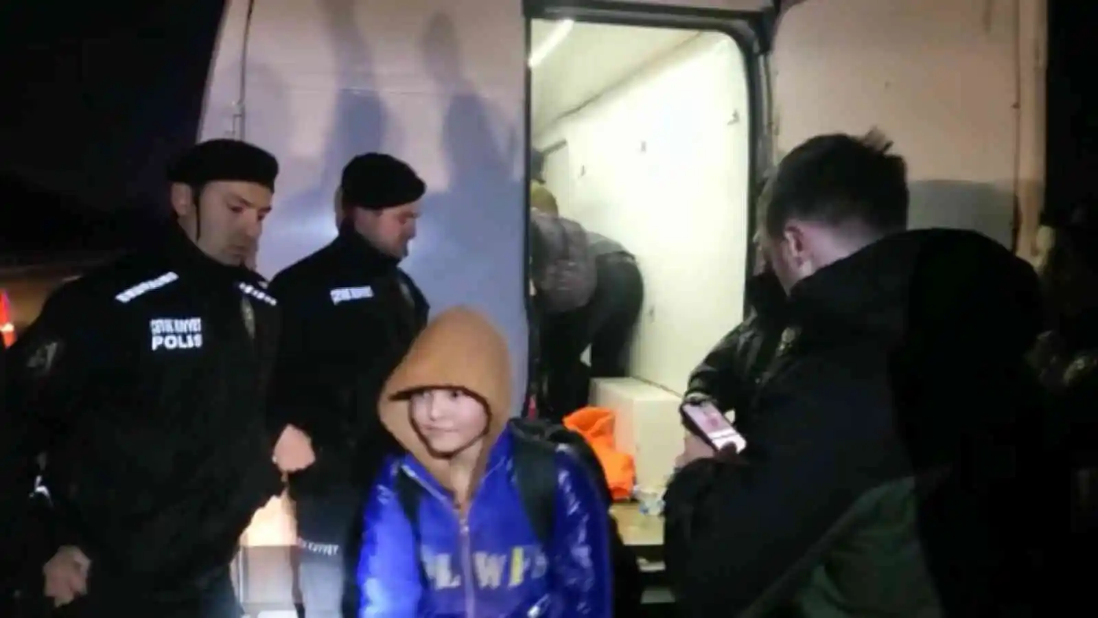 (Özel) Bursa’da nefes kesen kovalamaca...Minibüsten 31 kaçak çıktı