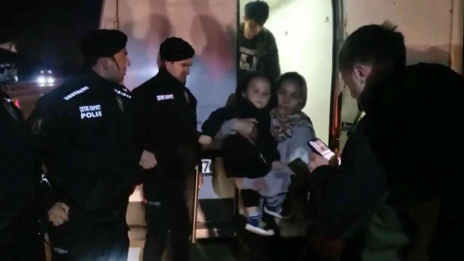 (Özel) Bursa’da nefes kesen kovalamaca...Minibüsten 31 kaçak çıktı