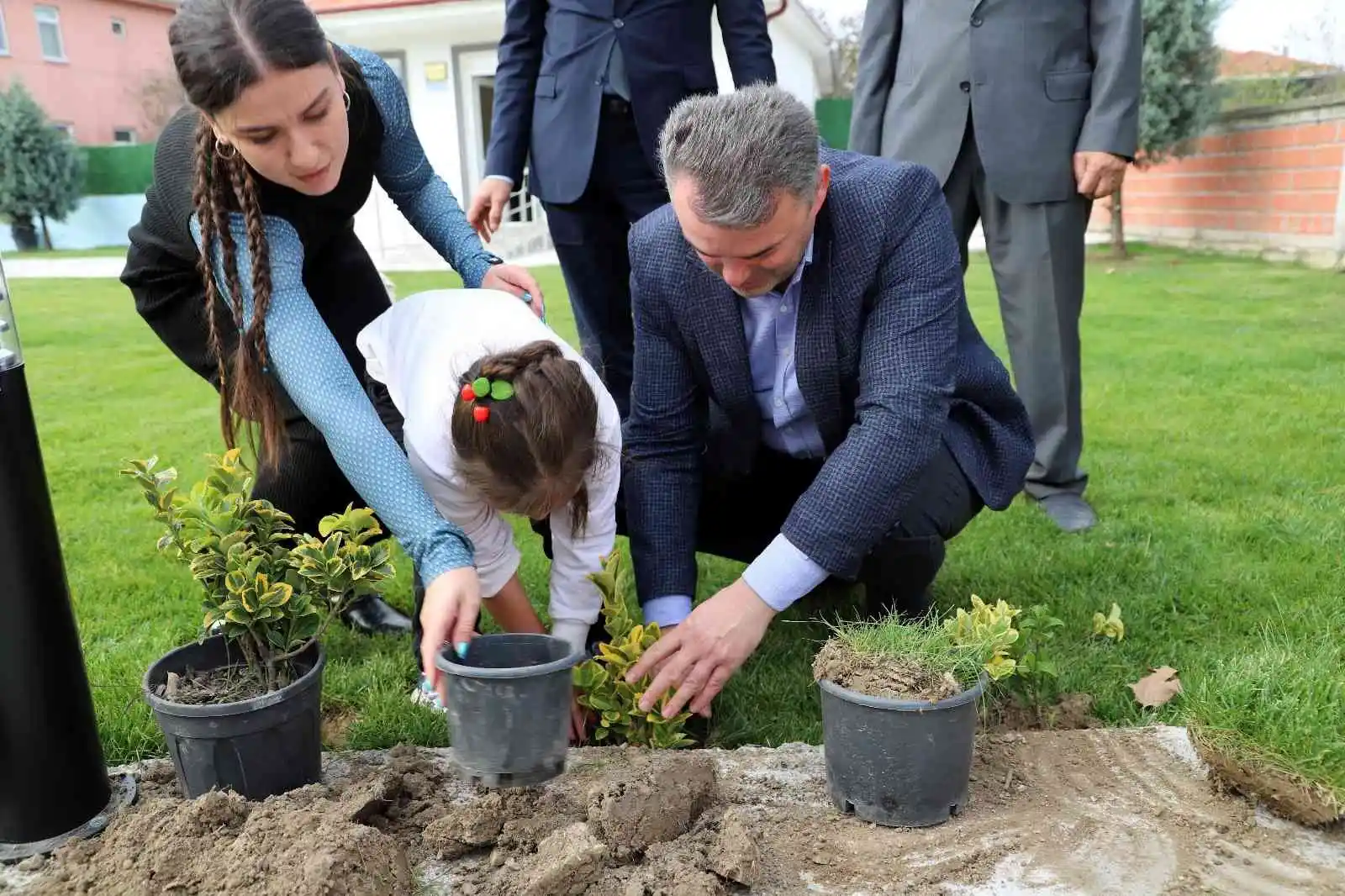 Özel gereksinimli çocuklar fidanları toprakla buluşturdu
