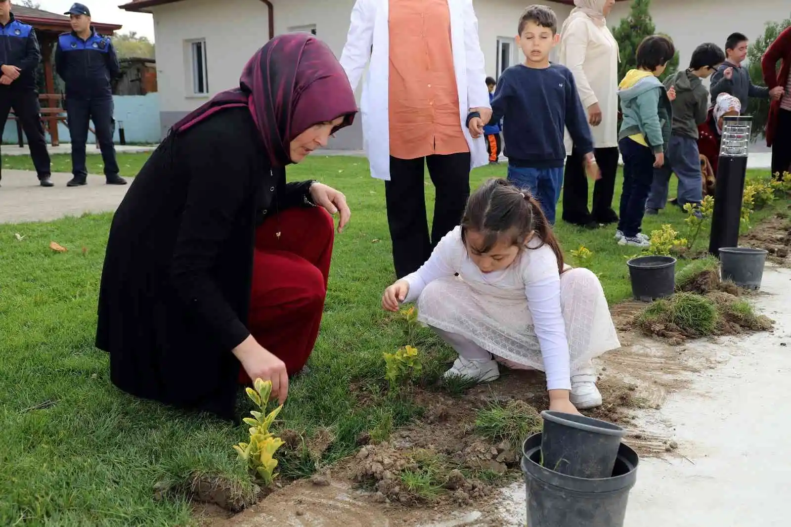 Özel gereksinimli çocuklar fidanları toprakla buluşturdu
