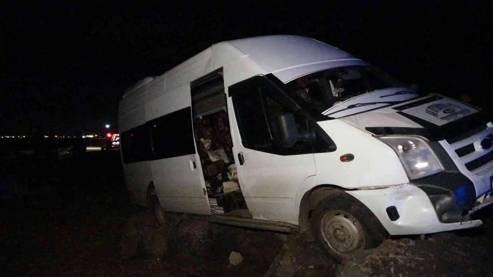 Pamuk işçilerini taşıyan minibüs kaza yaptı: 13 işçi hafif yaralandı