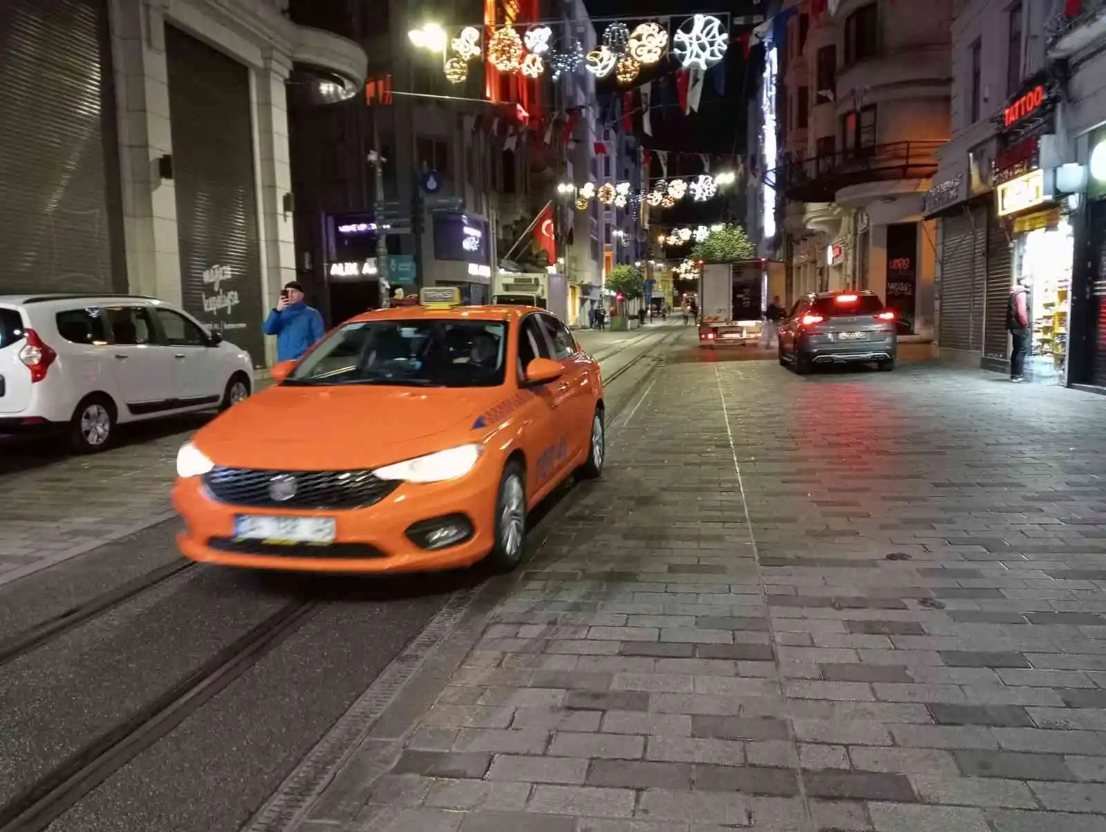 Patlamadan dolayı kapatılan Taksim Meydanı ve İstiklal Caddesi yaya ve araç trafiğine açıldı