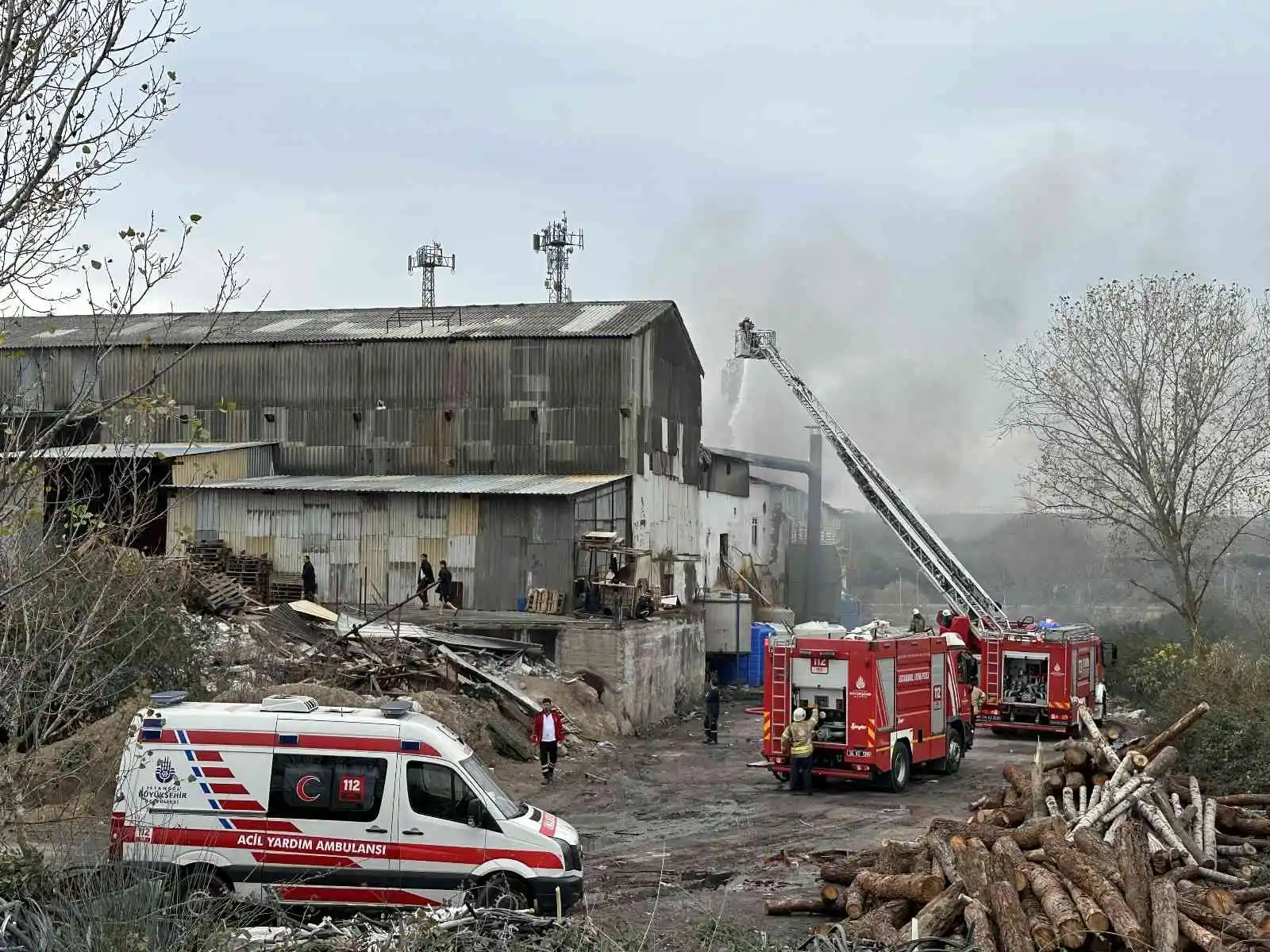 Pendik'te çinko ve kaplama fabrikası alevlere teslim oldu
