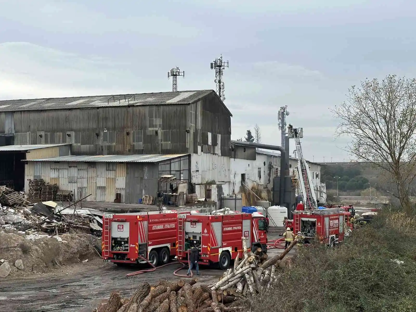 Pendik’te çinko ve kaplama fabrikası alevlere teslim oldu
