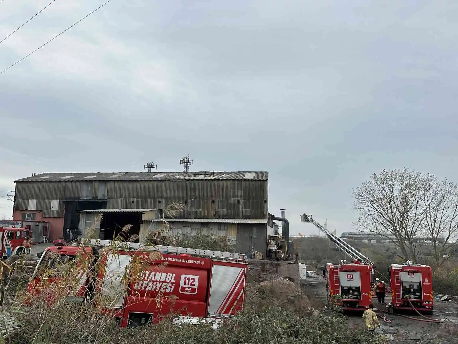 Pendik’te çinko ve kaplama fabrikası alevlere teslim oldu
