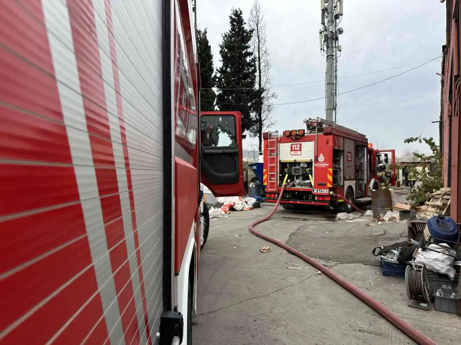 Pendik’te çinko ve kaplama fabrikası alevlere teslim oldu
