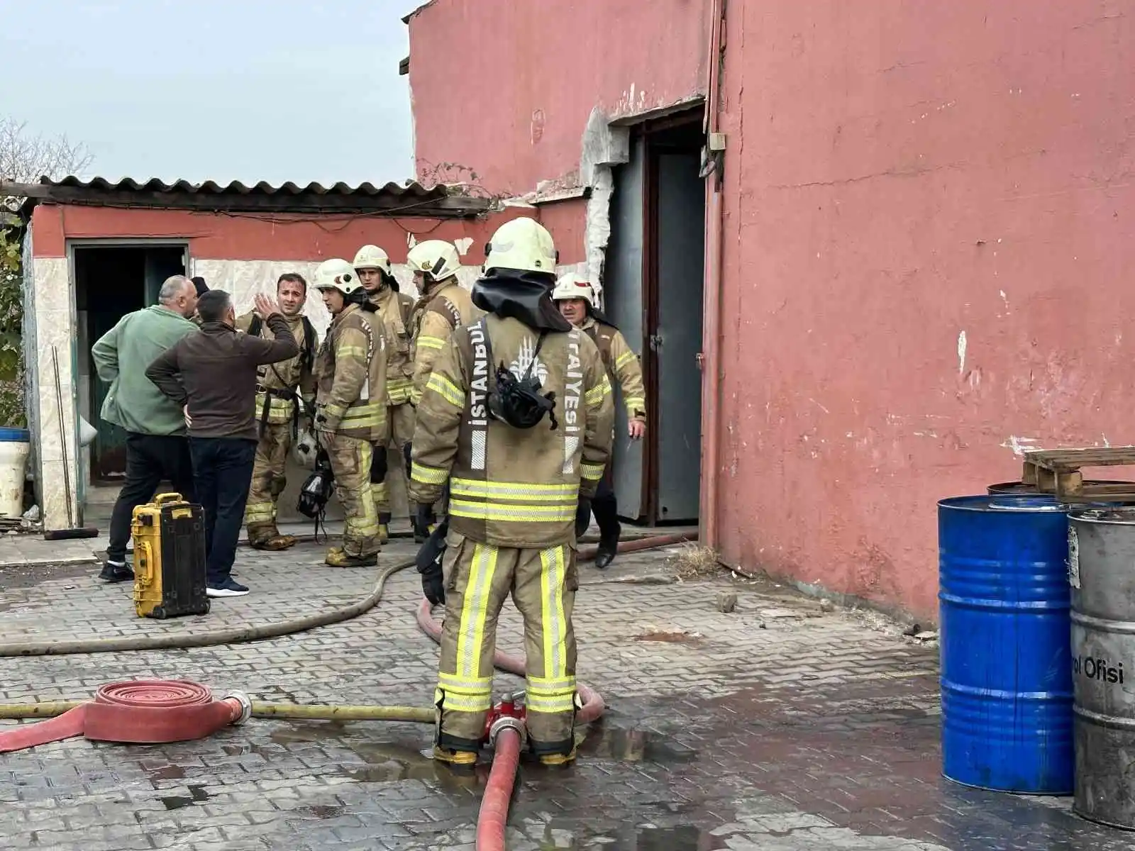 Pendik’te çinko ve kaplama fabrikası alevlere teslim oldu
