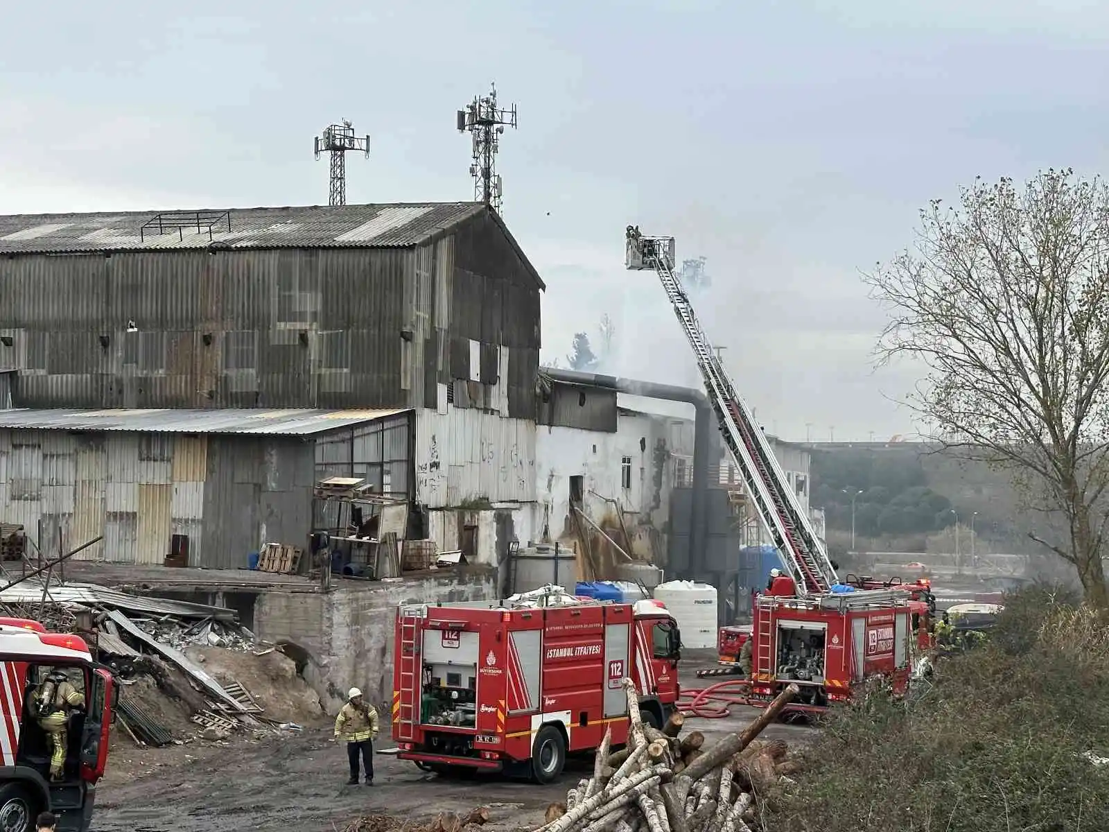 Pendik’te çinko ve kaplama fabrikası alevlere teslim oldu
