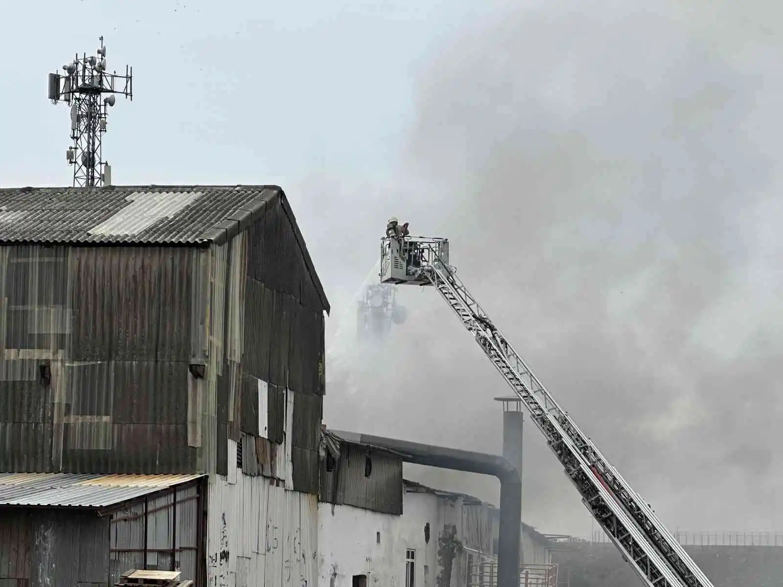 Pendik’te çinko ve kaplama fabrikası alevlere teslim oldu
