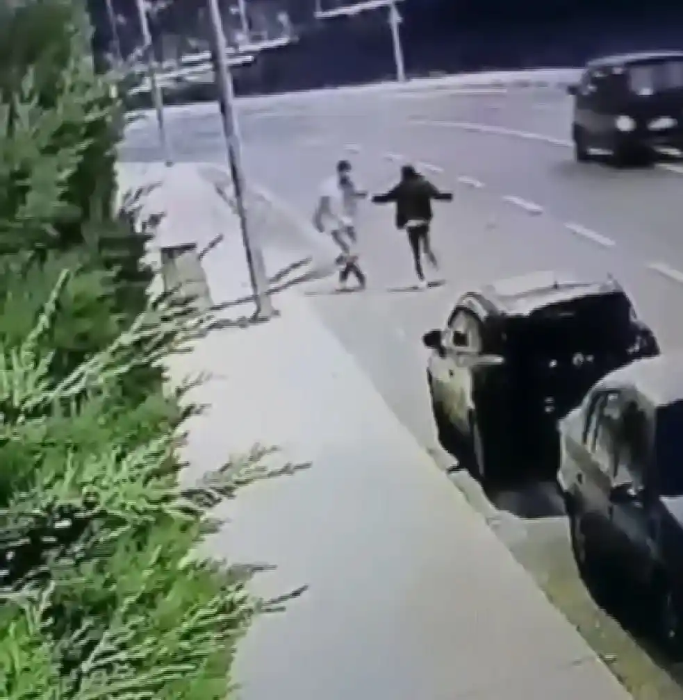 Pendik'te genç kıza sokak ortasında şiddet kamerada