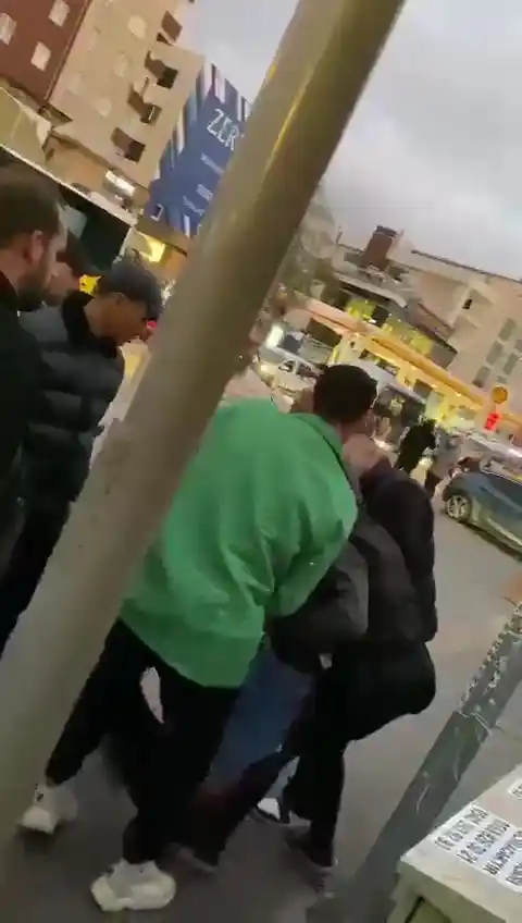 Pendik’te hırsızlık şüphelisini yakalayarak polise teslim ettiler