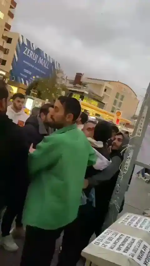 Pendik’te hırsızlık şüphelisini yakalayarak polise teslim ettiler
