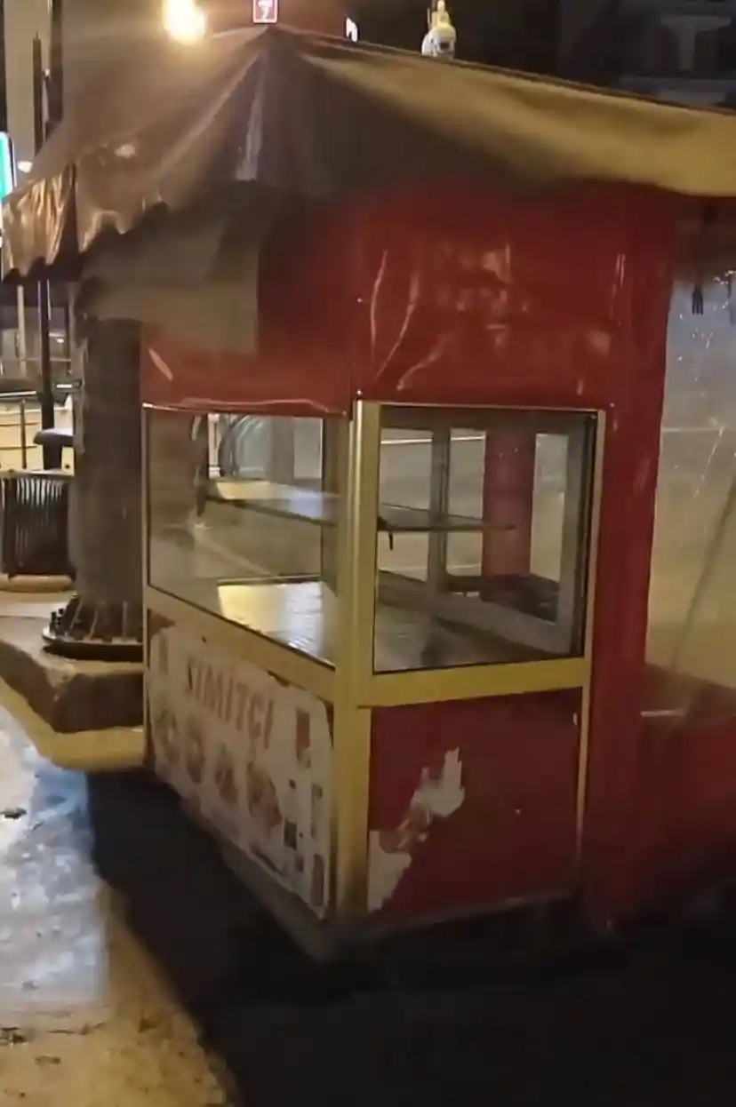 Pendik’te mide bulandıran görüntü: Simit tezgahından fare çıktı