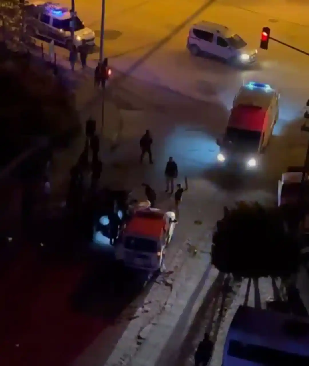 Polis ekip aracı ile otomobil çarpıştı: 3 yaralı