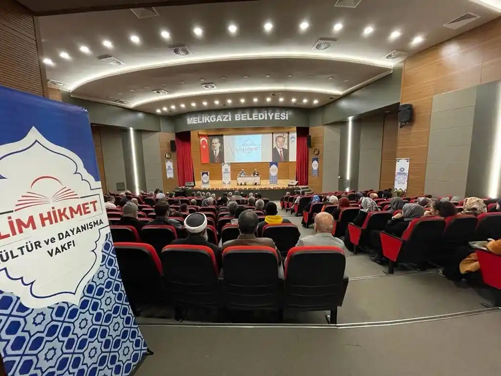 Prof. Dr. Muhittin Ataman; 'Uluslararası Sistemdeki Dönüşüm ve Türkiye' konulu seminere katıldı
