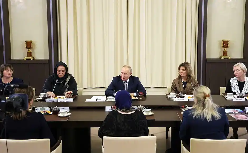 Putin, Ukrayna’da savaşan askerlerin anneleriyle bir araya geldi