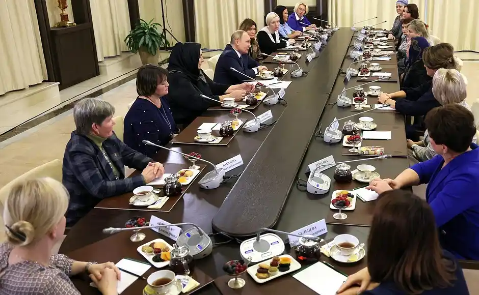 Putin, Ukrayna’da savaşan askerlerin anneleriyle bir araya geldi