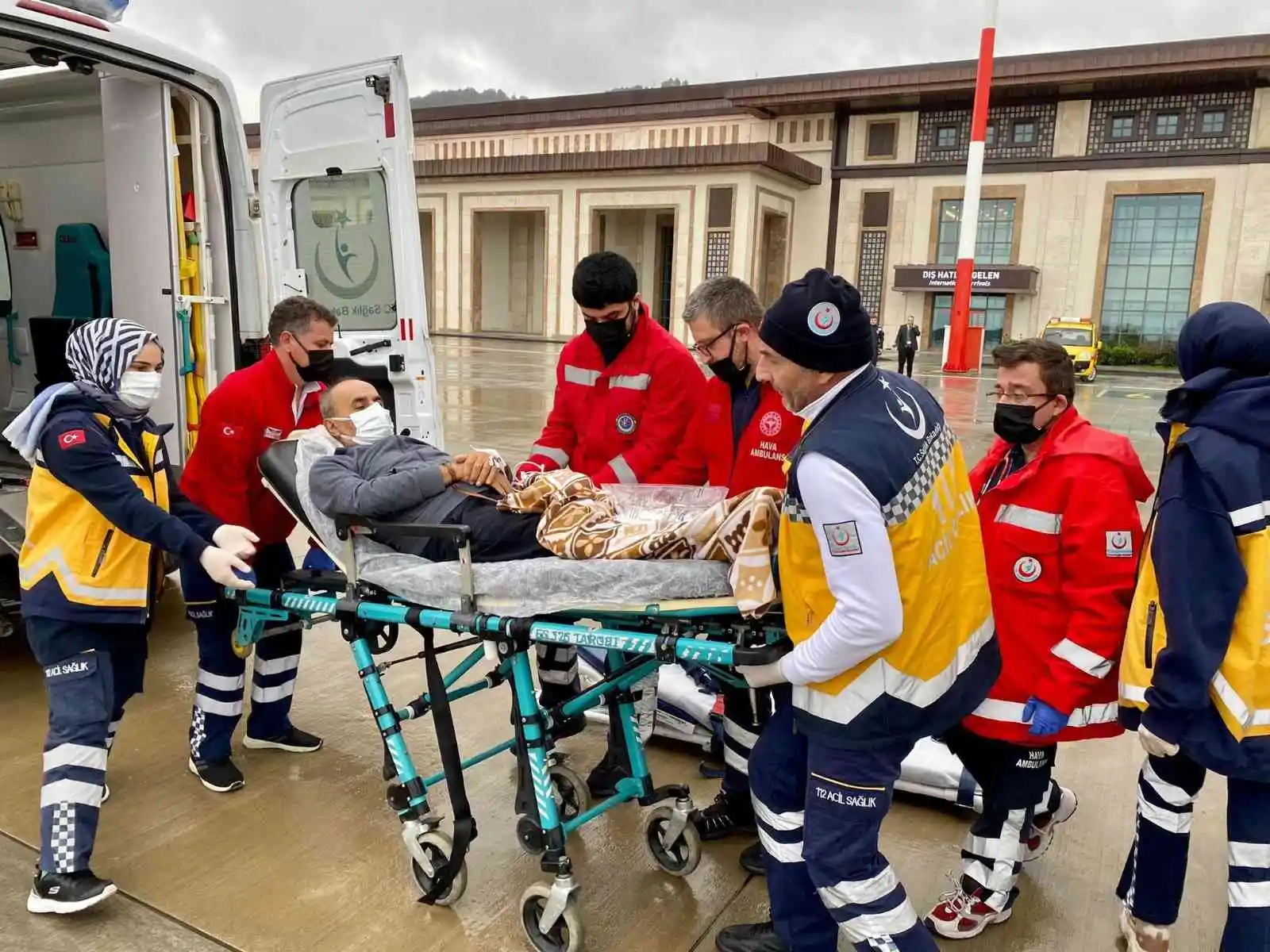 Rize’den ambulans uçak ile İstanbul’a sevk edildi
