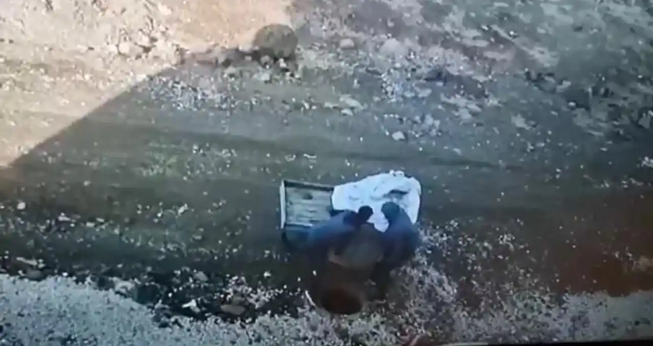 Rögar kapağını çalmak isterken çukura düştü