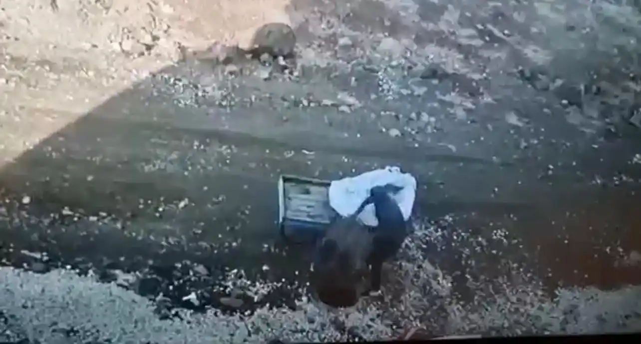Rögar kapağını çalmak isterken çukura düştü