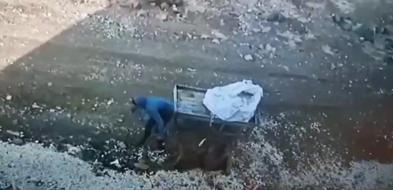 Rögar kapağını çalmak isterken çukura düştü
