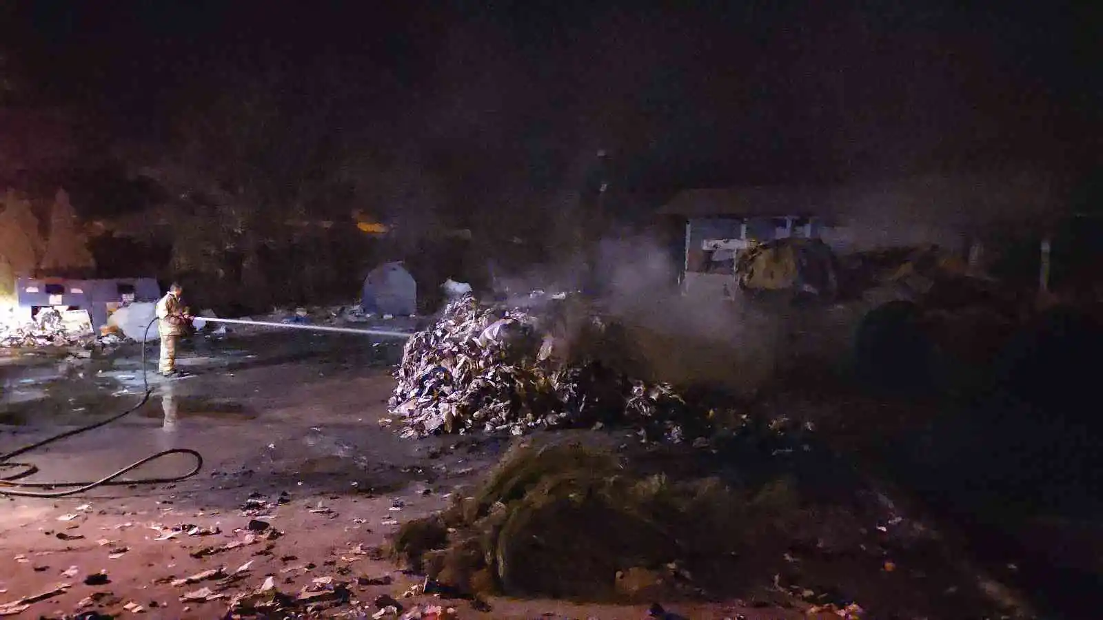 Ruhsatsız geri dönüşüm tesisinde yakılan ateş ekipleri harekete geçirdi