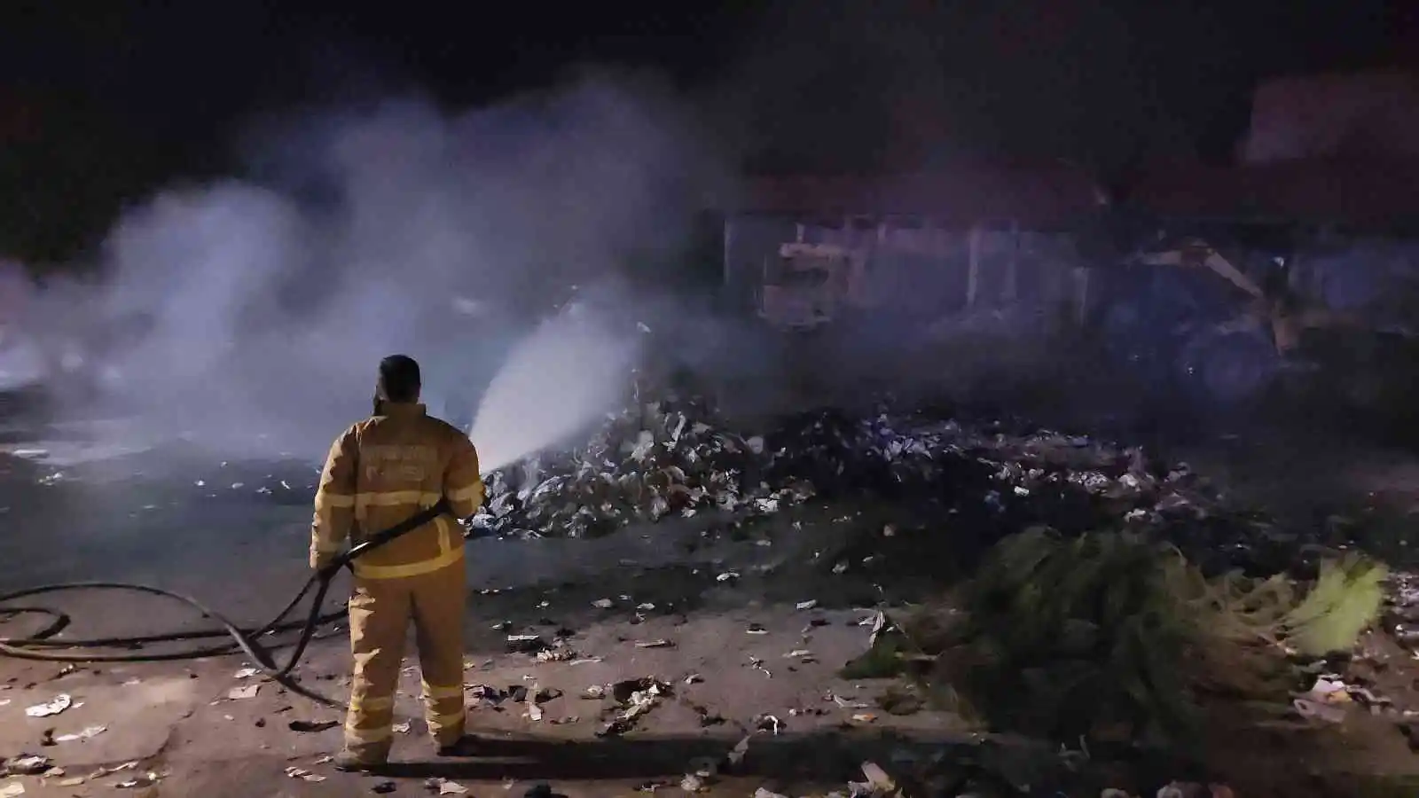Ruhsatsız geri dönüşüm tesisinde yakılan ateş ekipleri harekete geçirdi