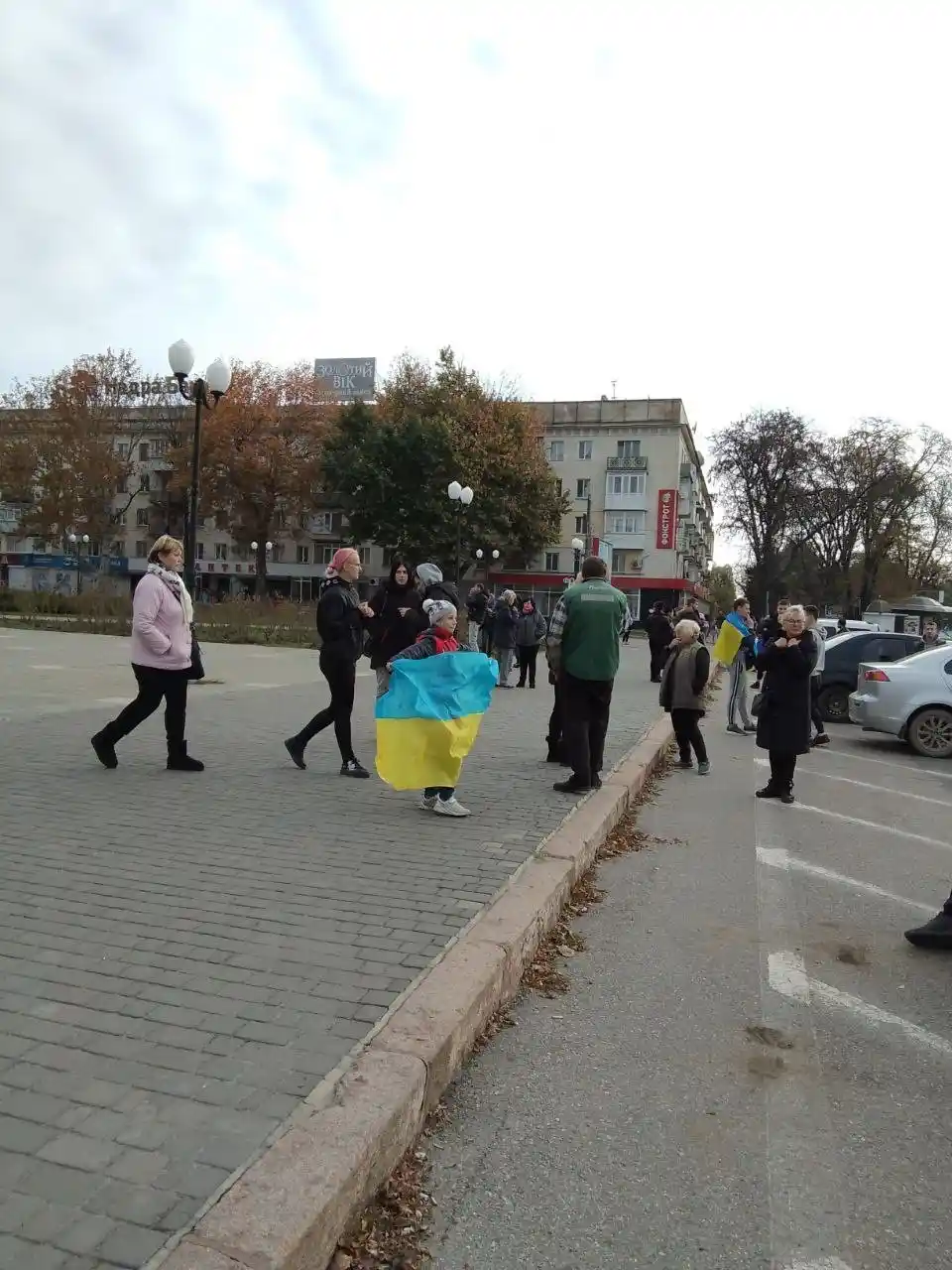 Rus birliklerinin çekildiği Herson’da Ukrayna bayrakları açıldı