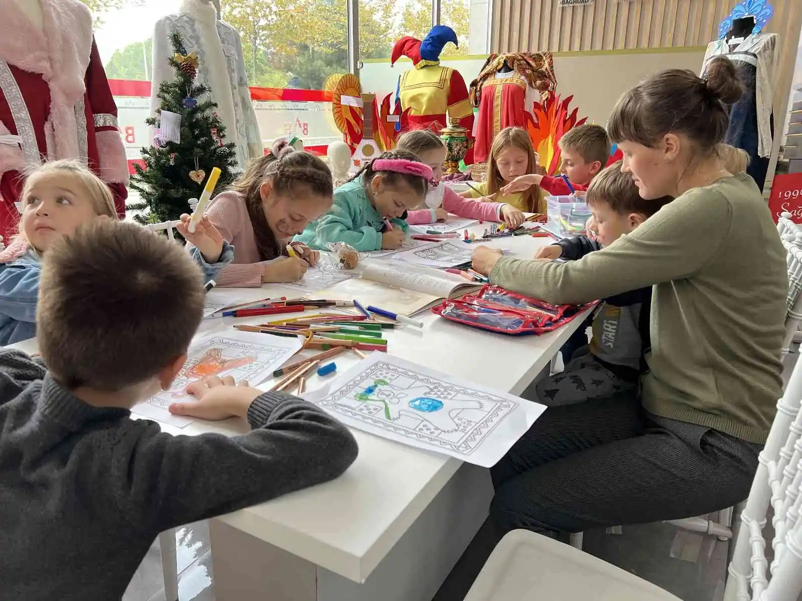 Rus çocuklardan tiyatro gösterisi