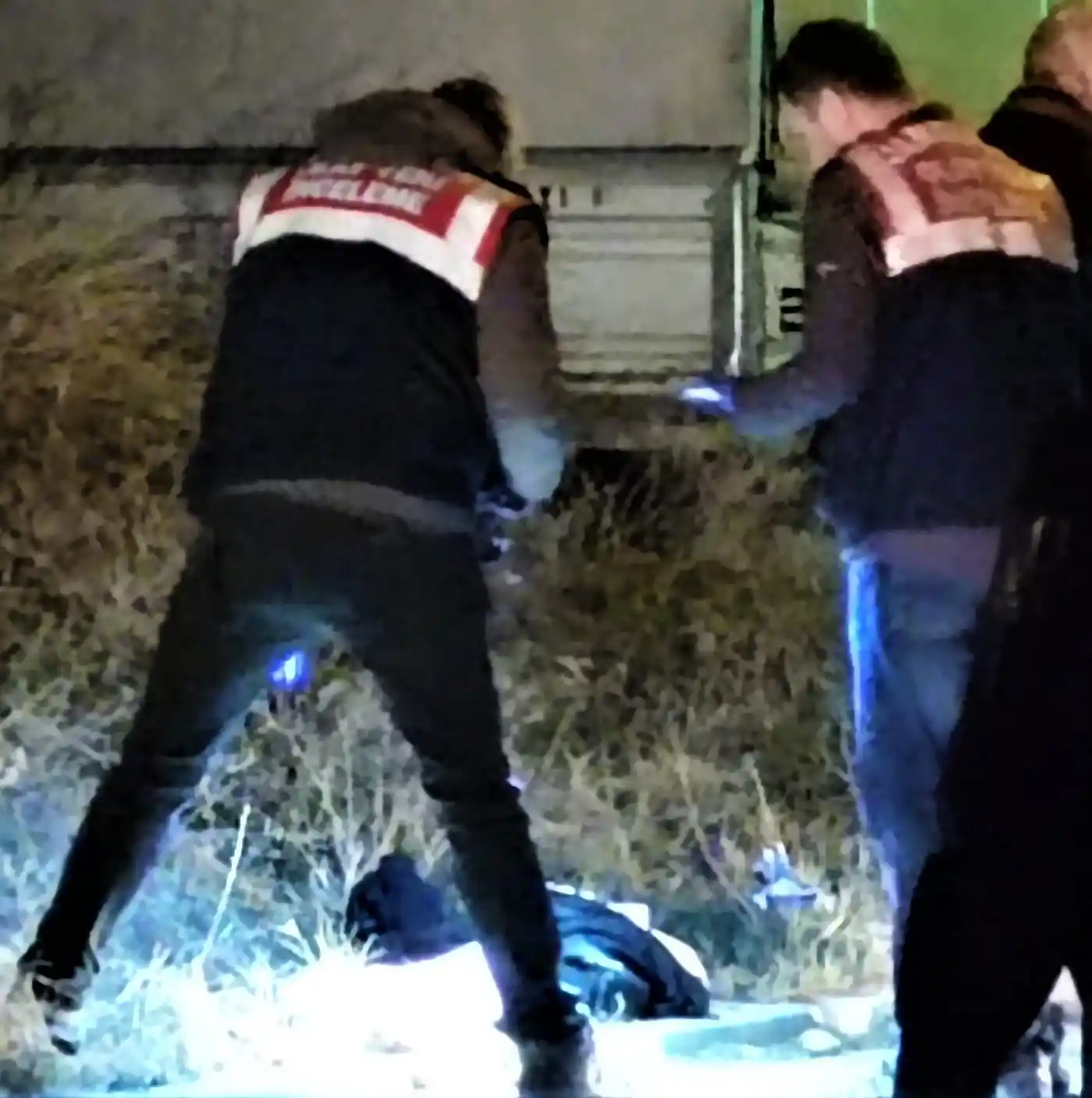 Saçından sürüklediği karısını başını keserek öldürdü