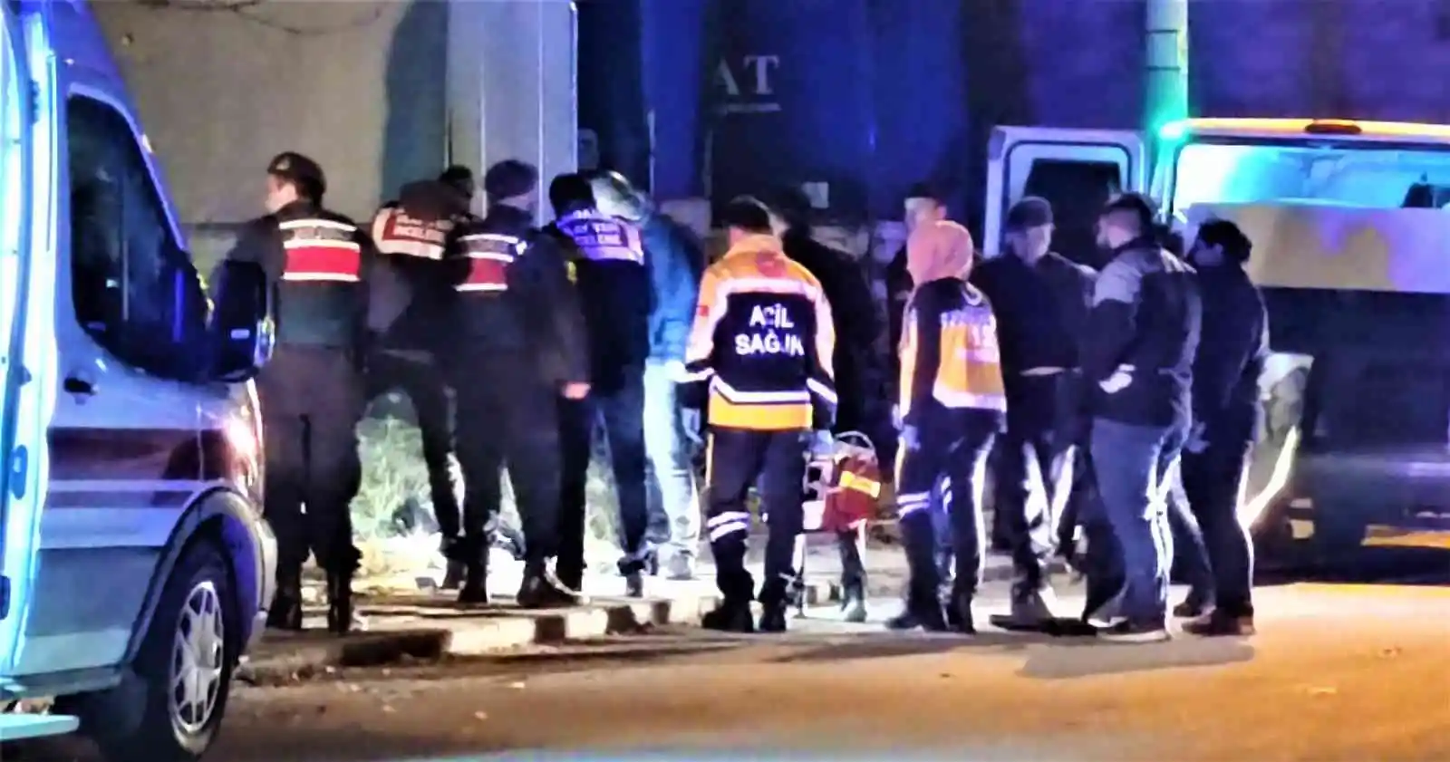 Saçından sürüklediği karısını başını keserek öldürdü