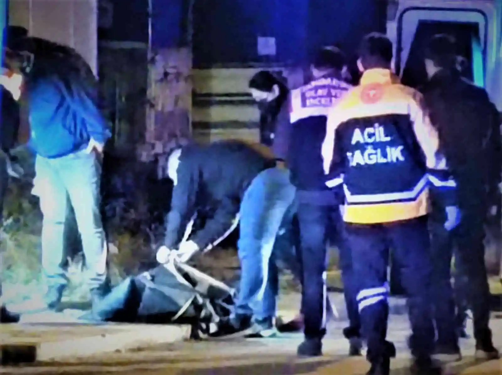 Saçından sürüklediği karısını başını keserek öldürdü