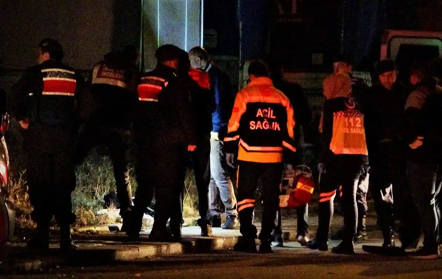 Saçından sürüklediği karısını başını keserek öldürdü